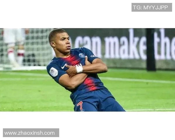 足球明星转身庆祝瞬间定格精彩时刻引发全场欢呼